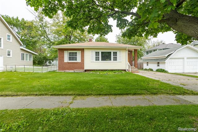 front view picture of 2028 9Th St, Port Huron, MI. 48060