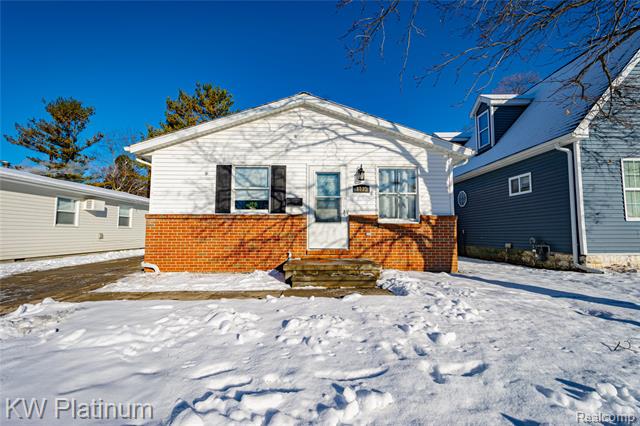 front view picture of 1733 Whipple St, Port Huron, MI. 48060