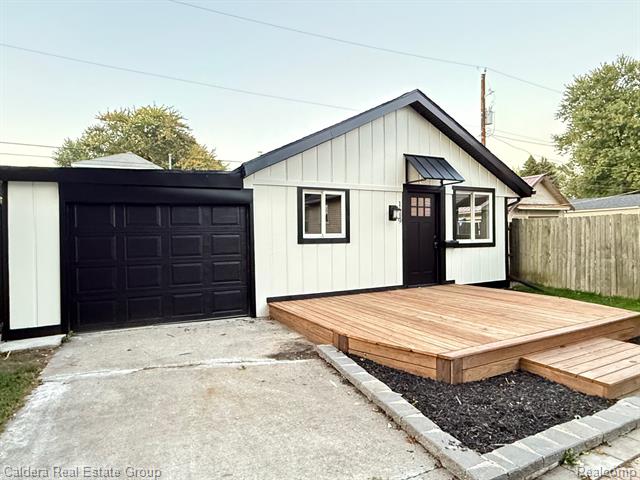 front view picture of 1649 Whipple St, Port Huron, MI. 48060