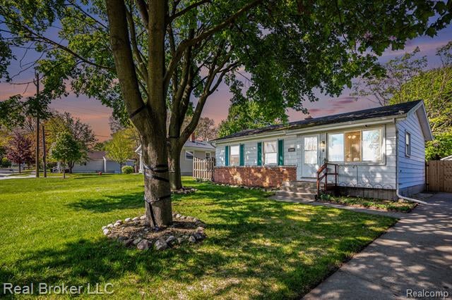 front view picture of 2609 15Th Ave, Port Huron, MI. 48060