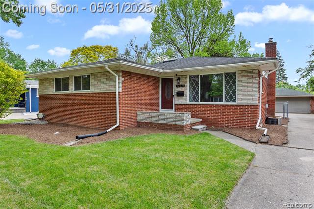 front view picture of 27677 Doreen Ave, Farmington, MI. 48336