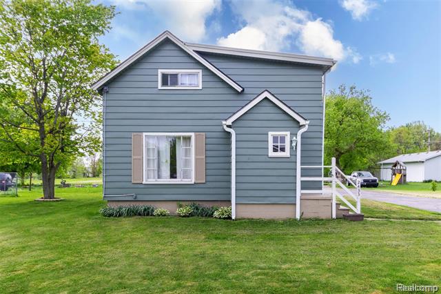 front view picture of 2433 Henry St, Port Huron, MI. 48060
