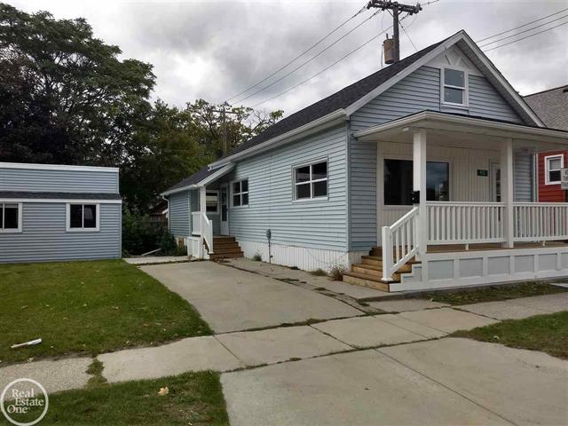 front view picture of 913 Michigan St, Port Huron, MI. 48060