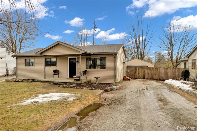 front view picture of 214 S Lester St, Capac, MI. 48014