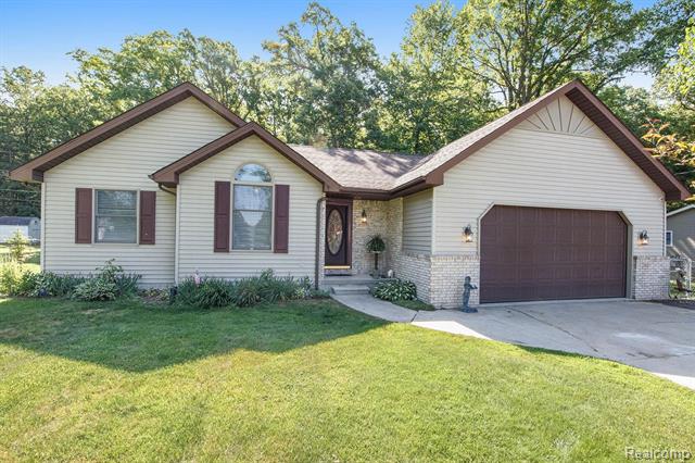 front view picture of 4941 Iroquois Tr, North Street, MI. 48049