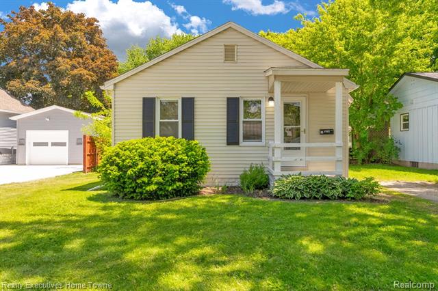 front view picture of 2720 Walnut St, Port Huron, MI. 48060