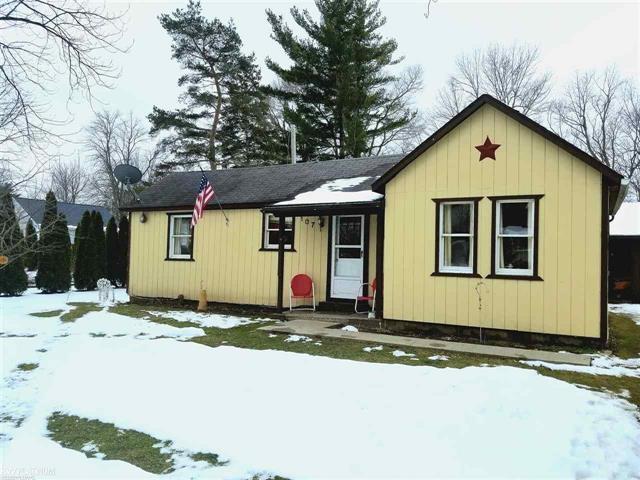 front view picture of 107 N Lester St, Capac, MI. 48014