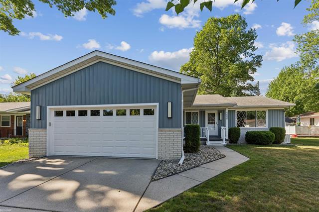 front view picture of 1444 Old Squire Ln, Port Huron, MI. 48060
