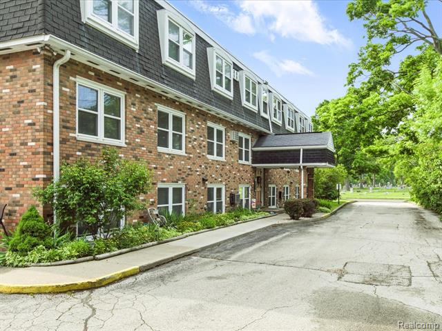 front view picture of 810 Holland Ave, Port Huron, MI. 48060
