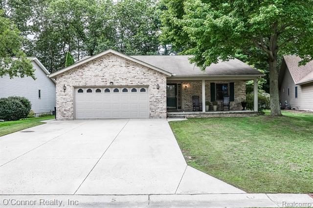 front view picture of 3875 Oak Hills Cir, Port Huron, MI. 48060