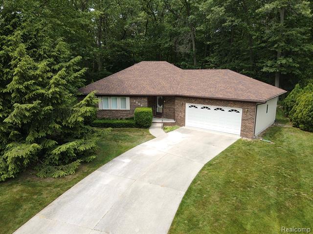 front view picture of 3869 Oak Hills Cir, Port Huron, MI. 48060