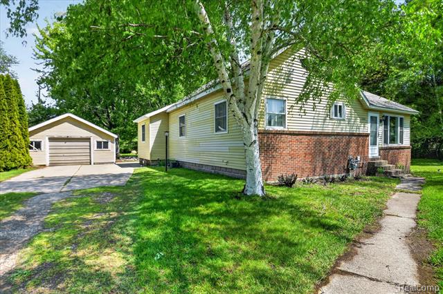 front view picture of 3660 Keewahdin Rd, Fort Gratiot, MI. 48059
