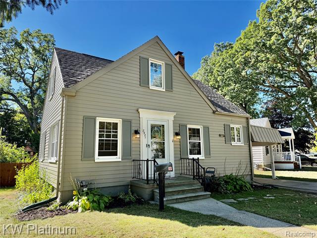 front view picture of 2921 Palmer Ct, Port Huron, MI. 48060