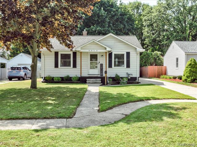 front view picture of 3013 Cooper Ave, Port Huron, MI. 48060