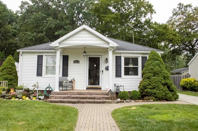 front view picture of 3021 Cooper Ave, Port Huron, MI. 48060