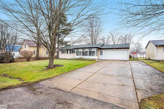front view picture of 210 Hunter St, Capac, MI. 48014