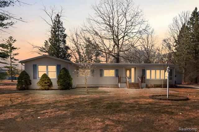 front view picture of 5269 Lakeshore Rd, Fort Gratiot, MI. 48059