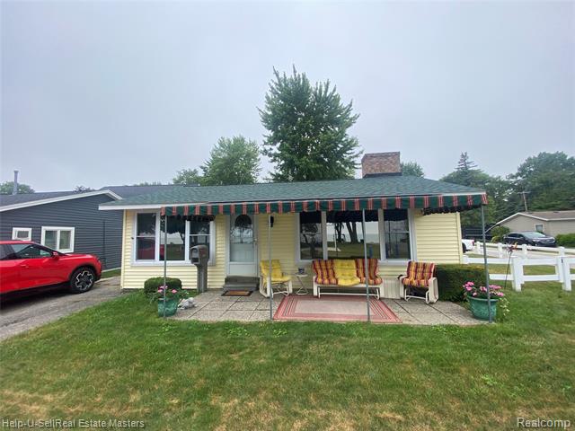 front view picture of 5871 Manor Dr, Fort Gratiot, MI. 48059
