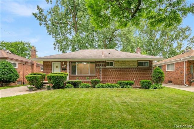 front view picture of 21660 Church St, Oak Park, MI. 48237