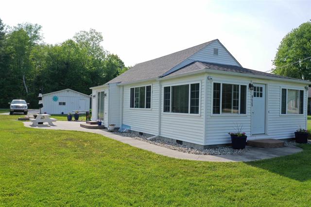 front view picture of 6625 Lakeshore Rd, Fort Gratiot, MI. 48059