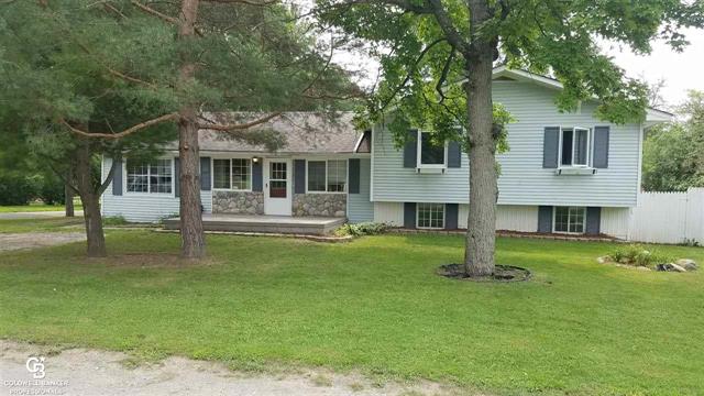 front view picture of 102 4Th St, Yale, MI. 48097