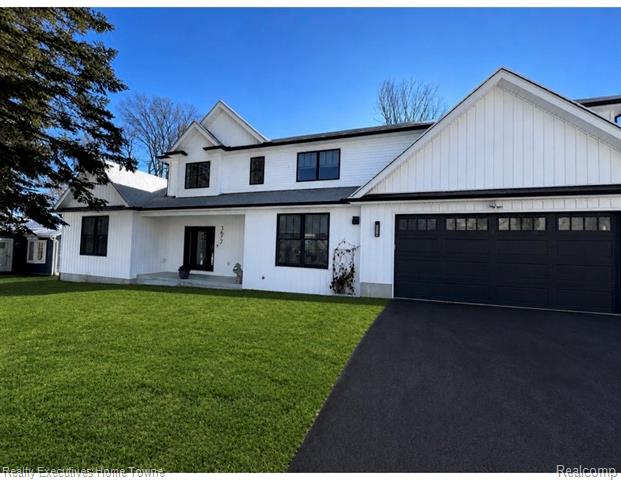 front view picture of 3677 Ferndale Dr, Fort Gratiot, MI. 48059