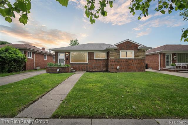 front view picture of 21661 Ridgedale St, Oak Park, MI. 48237