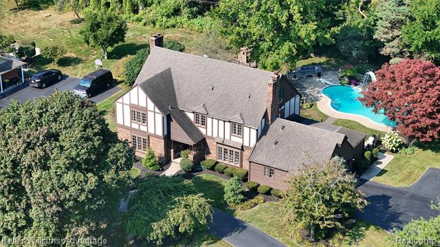 front view picture of 22491 Walsingham Dr, Farmington, MI. 48335