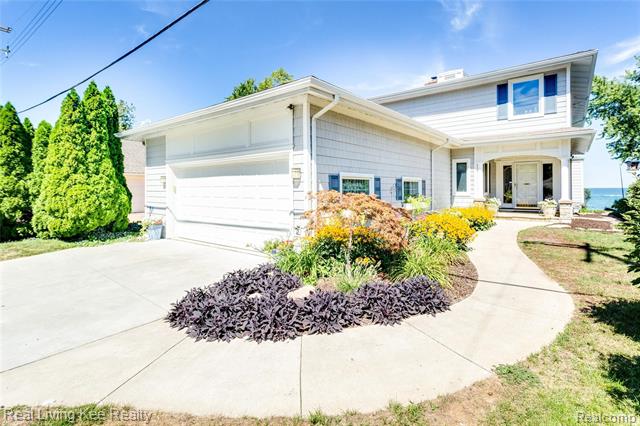front view picture of 4396 Gratiot Ave, Port Huron, MI. 48060