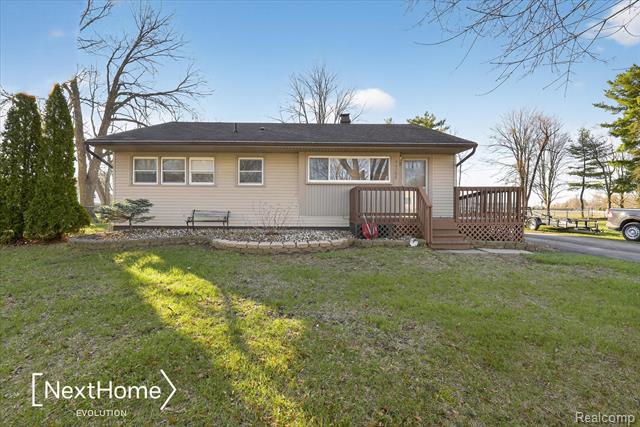 front view picture of 46295 Chatsworth Dr, Belleville, MI. 48111