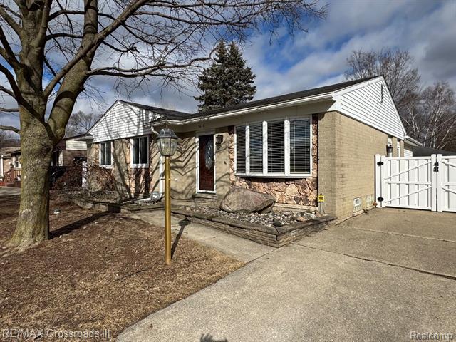 front view picture of 9675 Jackson St, Belleville, MI. 48111