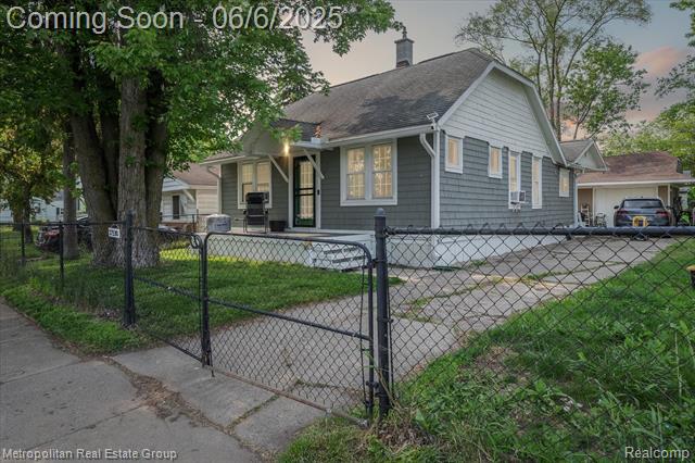 front view picture of 27530 Long, Livonia, MI. 48152