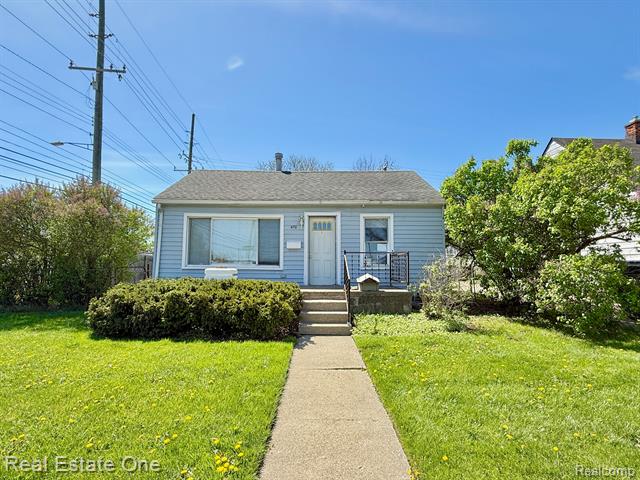 front view picture of 470 Wordsworth St, Ferndale, MI. 48220