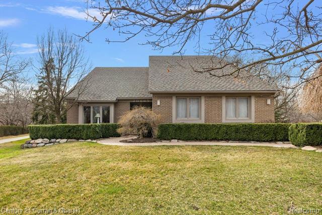 front view picture of 20665 Woodbend Dr, Northville, MI. 48167