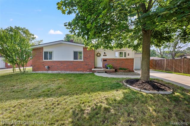 front view picture of 20138 Weyher, Livonia, MI. 48152
