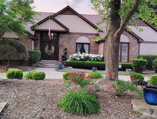 front view picture of 22770 Shadowglen Dr, Farmington, MI. 48335