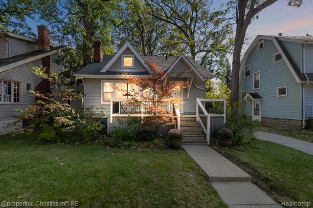 front view picture of 300 Wordsworth St, Ferndale, MI. 48220