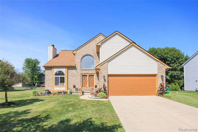 front view picture of 7026 Belle Pointe Dr, Belleville, MI. 48111