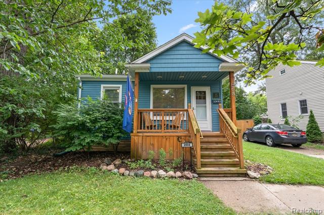 front view picture of 204 Wordsworth St, Ferndale, MI. 48220