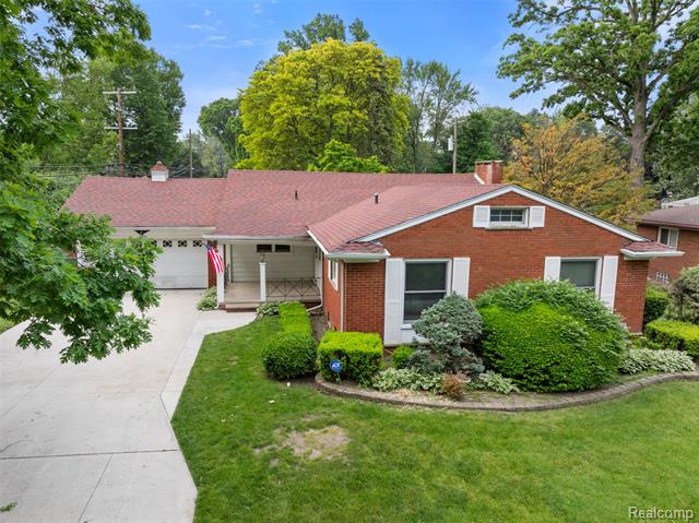 front view picture of 18521 Nadol Dr, Southfield, MI. 48075