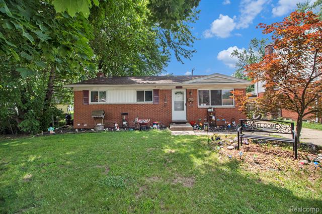 front view picture of 34919 Glover St, Wayne, MI. 48184