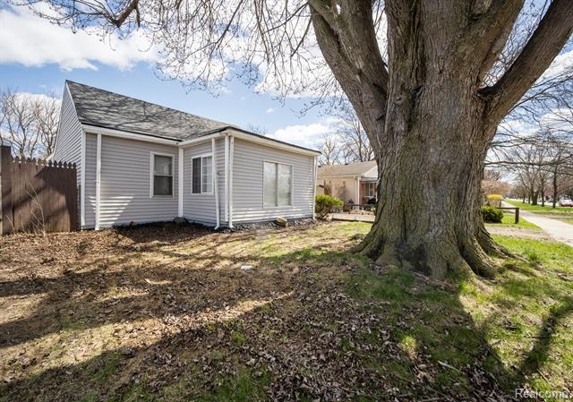 front view picture of 5829 Princess, Taylor, MI. 48180
