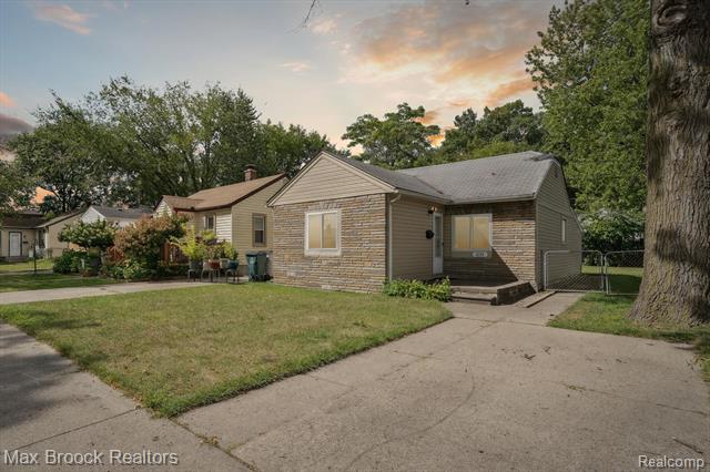 front view picture of 1033 E Evelyn Ave, Hazel Park, MI. 48030