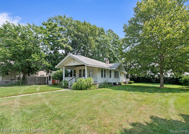 front view picture of 918 Saint Louis St, Ferndale, MI. 48220