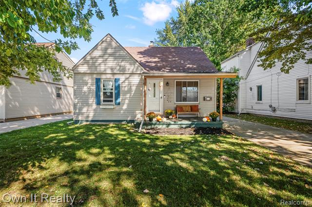 front view picture of 17220 Hanover, Allen Park, MI. 48101