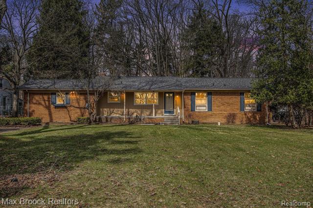 front view picture of 22505 Riverdale Dr, Southfield, MI. 48033