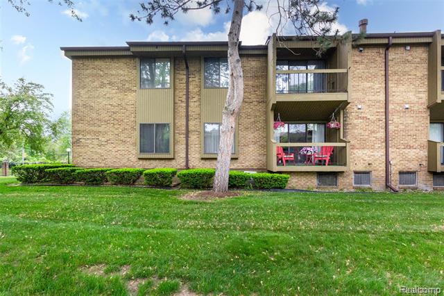 front view picture of 27330 Arborway Rd, Southfield, MI. 48033