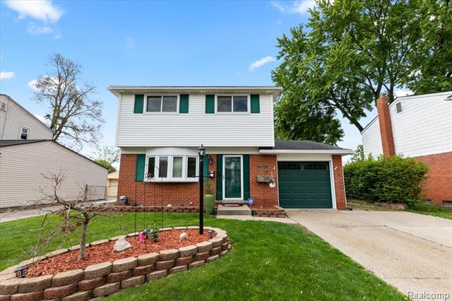 front view picture of 34829 Richard St, Wayne, MI. 48184