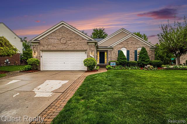 front view picture of 47291 Fairlawn Ct, Canton, MI. 48188