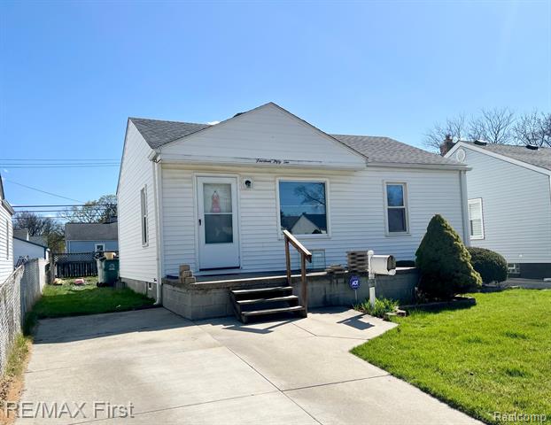 front view picture of 1452 E Madge Ave, Hazel Park, MI. 48030